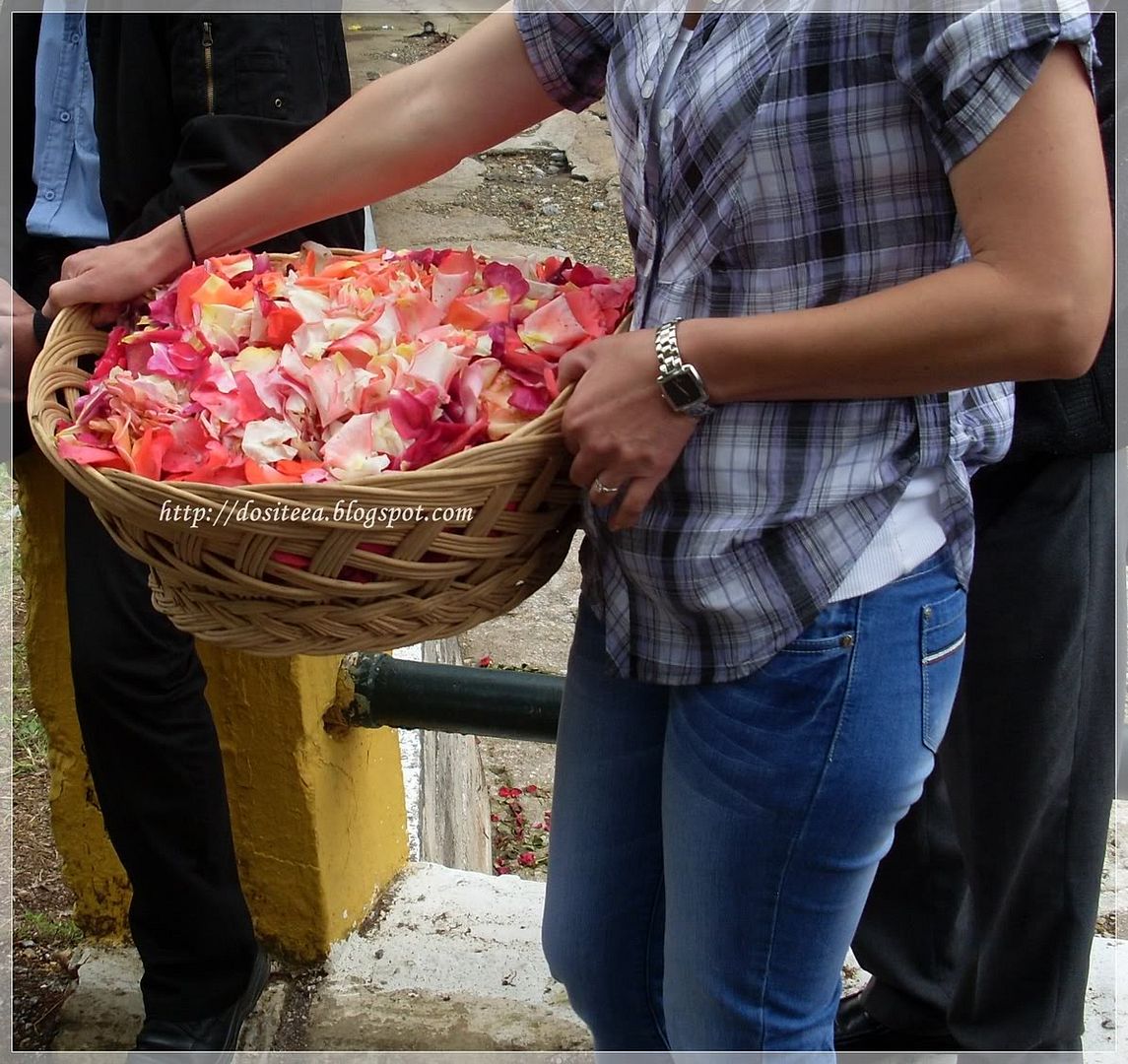 Dositeea Hramul Sf Ioan Rusul Din Evia Procesiunea Cu Sfintele Moa Te